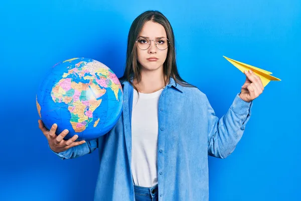 Ung Latinamerikansk Flicka Håller Papper Plan Och Världen Boll Deprimerad — Stockfoto