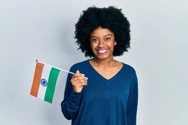 Jovem Afro Americana Segurando Bandeira Índia Olhando Positivo Feliz Sorrindo — Fotografia de Stock