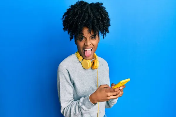 Africano Mulher Americana Com Cabelo Afro Usando Mensagem Digitação Smartphone — Fotografia de Stock