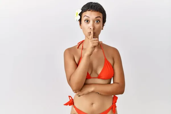 Fiatal Spanyol Rövid Hajjal Bikiniben Aki Azt Kéri Hogy Maradjon — Stock Fotó