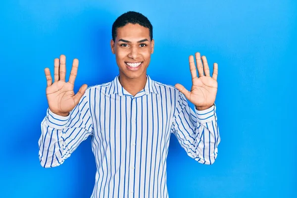 年轻的非洲裔美国人穿着休闲装 十号手指指尖 面带微笑 自信而快乐 — 图库照片
