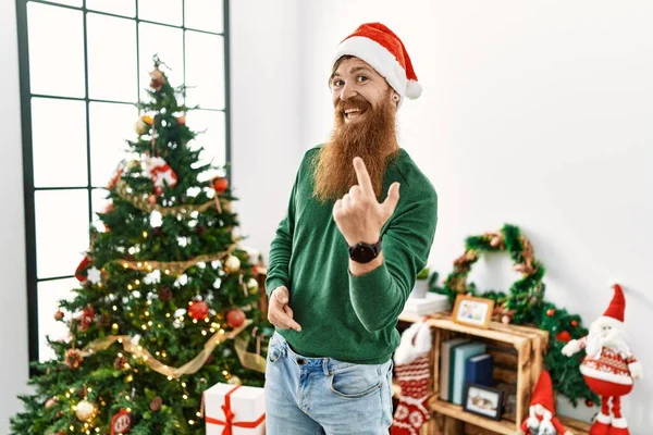 크리스마스 옆에서 턱수염을 기르고 크리스마스 모자를 남자가 손으로 인사를 행복하게 — 스톡 사진