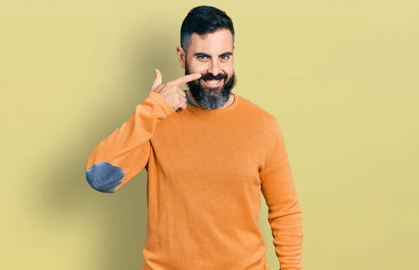 Ισπανόφωνος Άντρας Γενειάδα Φοράει Ένα Απλό Χειμωνιάτικο Πουλόβερ Που Δείχνει — Φωτογραφία Αρχείου