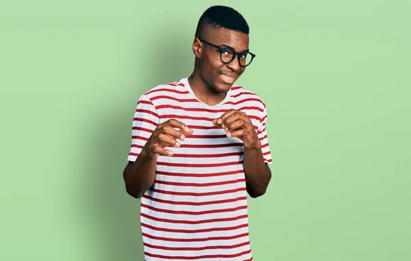Genç Afro Amerikalı Bir Adam Günlük Tişört Gözlük Takıyor Tiksindirici — Stok fotoğraf