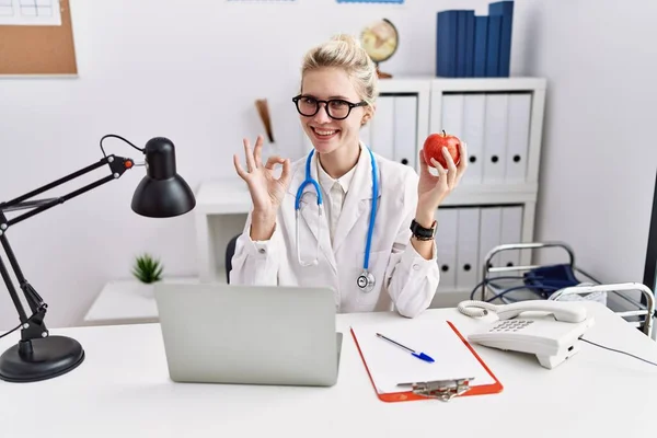 Mujer Doctora Joven Que Trabaja Clínica Dietista Haciendo Signo Bien — Foto de Stock