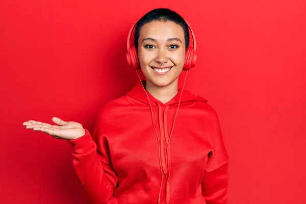 Vacker Latinamerikansk Kvinna Med Kort Hår Lyssnar Musik Med Hörlurar — Stockfoto