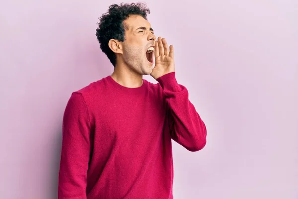 Hombre Hispano Guapo Usando Ropa Casual Sobre Fondo Rosa Gritando —  Fotos de Stock