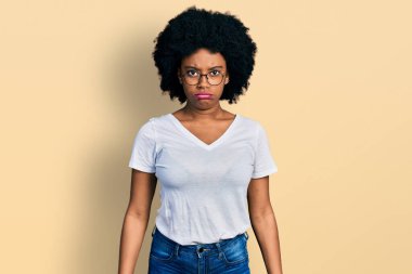 Genç Afro-Amerikalı kadın, günlük beyaz tişört giyiyordu. Bunalımdaydı ve sıkıntıdan endişe ediyordu. Kızgın ve korkmuştu. hüzünlü ifade. 