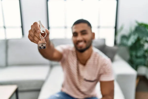 Junger Araber Lächelt Selbstbewusst Und Hält Schlüssel Für Neues Haus — Stockfoto