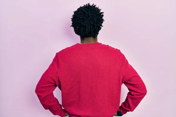 Ung Afrikansk Amerikan Man Klädd Avslappnade Kläder Står Baklänges Tittar — Stockfoto