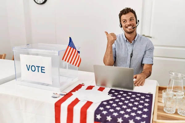 Stilig Ung Man Som Arbetar Politisk Kampanj Bär Operatör Huvudsäte — Stockfoto