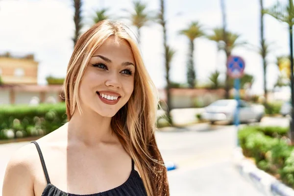 Gadis Muda Kaukasia Tersenyum Bahagia Berdiri Kota — Stok Foto