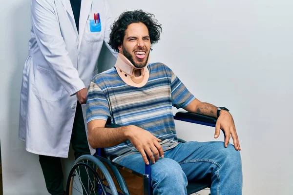 Bonito Homem Hispânico Sentado Cadeira Rodas Usando Gola Pescoço Colando — Fotografia de Stock