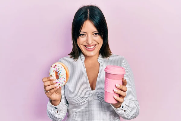 Giovane Donna Ispanica Mangiare Ciambella Bere Caffè Sorridendo Ridendo Forte — Foto Stock