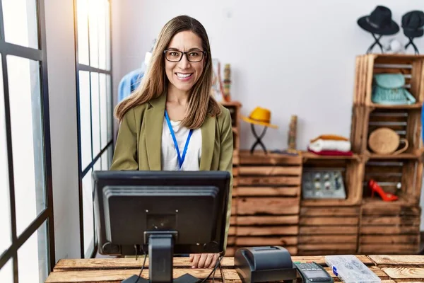 Mujer Hispana Joven Sonriendo Confiada Trabajando Tienda Ropa — Foto de Stock