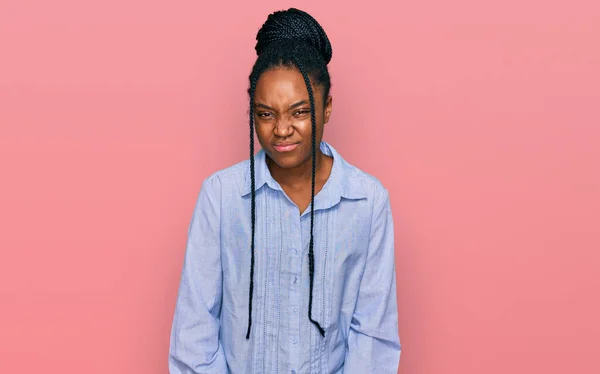 Jonge Afro Amerikaanse Vrouw Draagt Nonchalante Kleren Sceptisch Nerveus Fronsend — Stockfoto