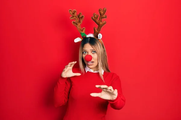 Krásná Hispánka Jelením Vánočním Kloboukem Červeným Nosem Vyděšená Vyděšená Výrazem — Stock fotografie