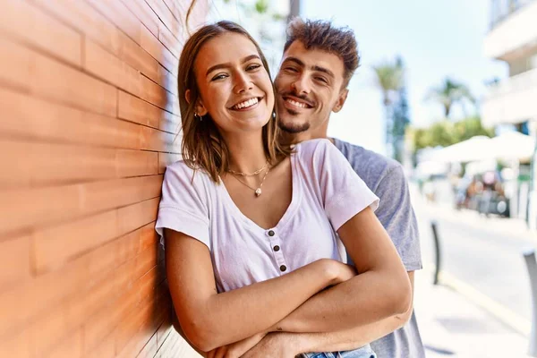 Junges Hispanisches Paar Lächelt Glücklich Und Umarmt Sich Der Stadt — Stockfoto