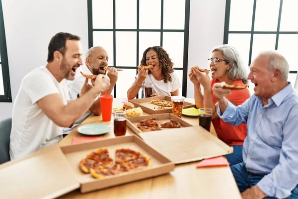 Gruppe Von Menschen Mittleren Alters Lächelt Glücklich Beim Essen Italienischer — Stockfoto