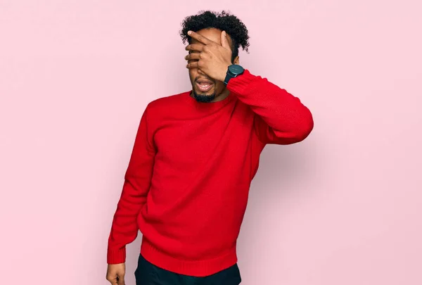 스웨터를 아프리카 미국인 청년이 눈으로 웃으며 맹목적 — 스톡 사진