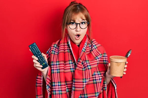 Jeune Femme Rousse Enveloppée Dans Une Couverture Rouge Chaude Rouge — Photo