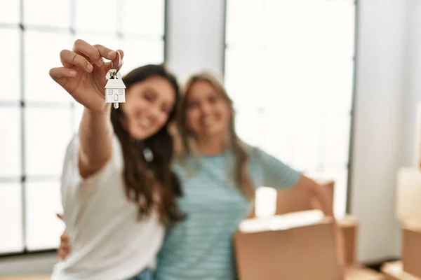 Joven Hermosa Pareja Sonriendo Feliz Celebración Caja Cartón Llave Nuevo — Foto de Stock