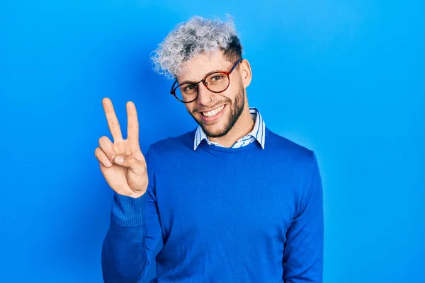 Modern Boyalı Saçlı Süveter Giyen Gözlüklü Iki Numaralı Parmaklarıyla Işaret — Stok fotoğraf