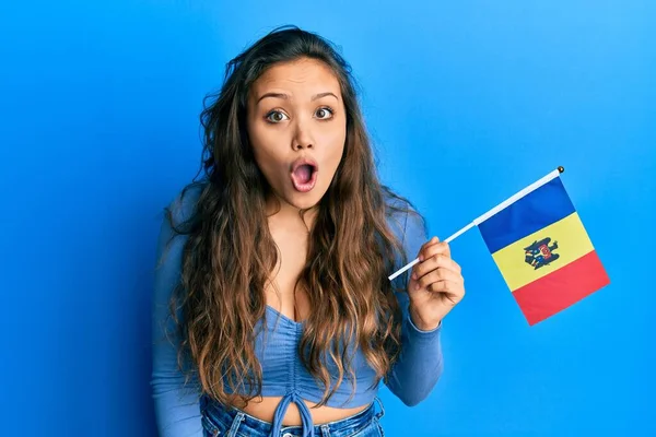 Jong Spaans Meisje Met Moldova Vlag Bang Verbaasd Met Open — Stockfoto