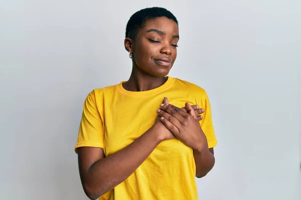 Mladá Afroameričanka Neformální Žluté Tričko Úsměvem Rukama Prsou Oči Zavřené — Stock fotografie