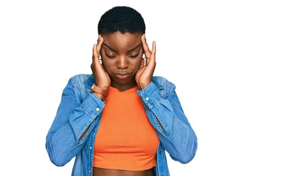 Mladá Afroameričanka Neformálním Oblečení Rukou Hlavě Bolest Hlavy Protože Stres — Stock fotografie
