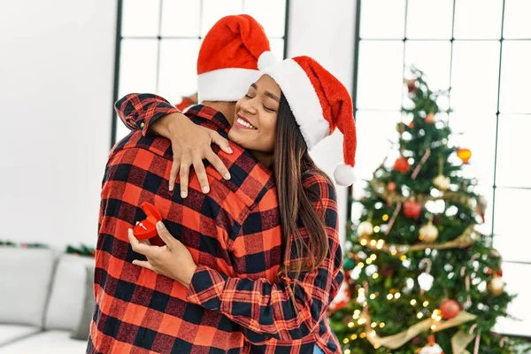 Jovem Casal Latino Sorrindo Feliz Abraçando Segurando Anel Noivado Junto — Fotografia de Stock