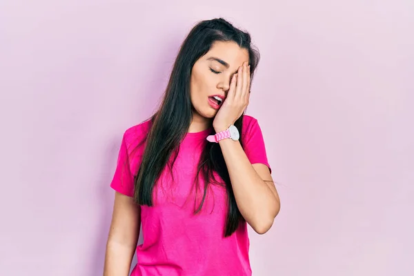Joven Chica Hispana Con Camiseta Rosa Casual Bostezando Cansada Cubriendo —  Fotos de Stock