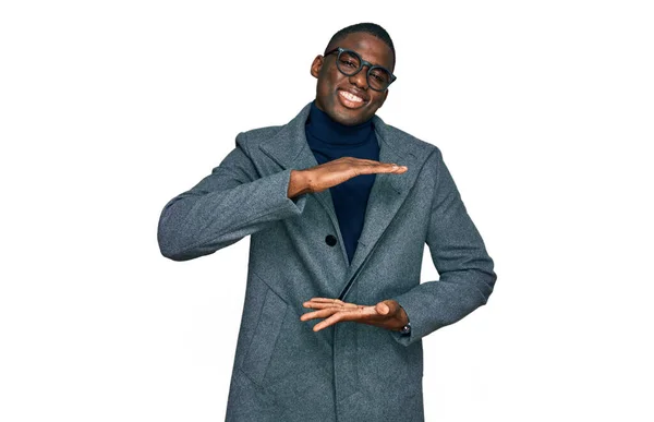 Kıyafetleri Gözlük Takan Genç Afro Amerikan Bir Adam Elleriyle Büyük — Stok fotoğraf