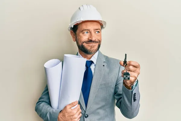 Architekt Średnim Wieku Kasku Trzymający Plany Nowy Klucz Domu Uśmiechający — Zdjęcie stockowe