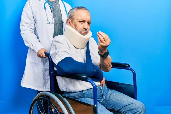 Hombre Mayor Guapo Con Barba Sentado Silla Ruedas Con Cuello — Foto de Stock