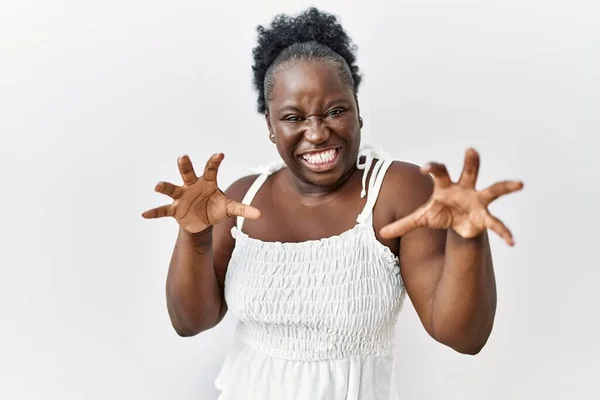 Молодая Африканская Женщина Стоит Белом Изолированном Фоне Улыбаясь Смешно Делает — стоковое фото
