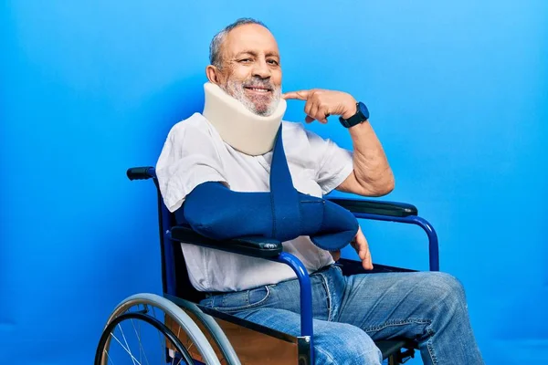 Hombre Mayor Guapo Con Barba Sentado Silla Ruedas Con Cuello — Foto de Stock