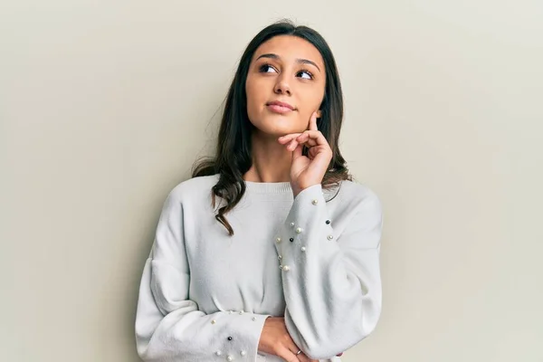 Mujer Hispana Joven Usando Ropa Casual Pensando Concentrada Duda Con — Foto de Stock