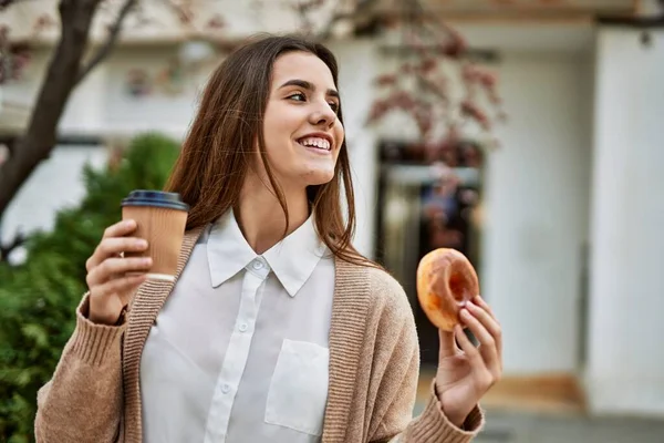 Joven Empresaria Hispana Sonriendo Feliz Desayunando Ciudad — Foto de Stock