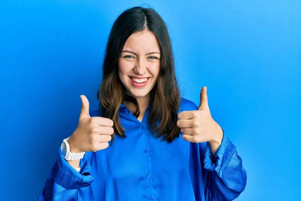 Junge Brünette Frau Lässigem Blauem Hemd Und Positiver Geste Mit — Stockfoto