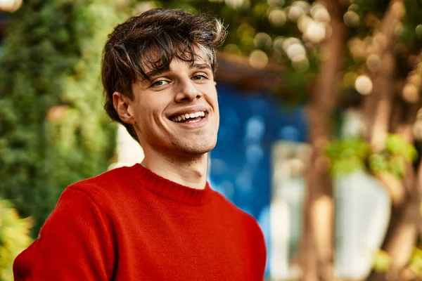 Joven Hispano Sonriendo Feliz Pie Ciudad — Foto de Stock