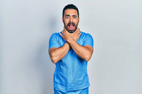 Όμορφος Ισπανός Γενειάδα Που Φοράει Μπλε Στολή Νοσοκόμας Που Φωνάζει — Φωτογραφία Αρχείου