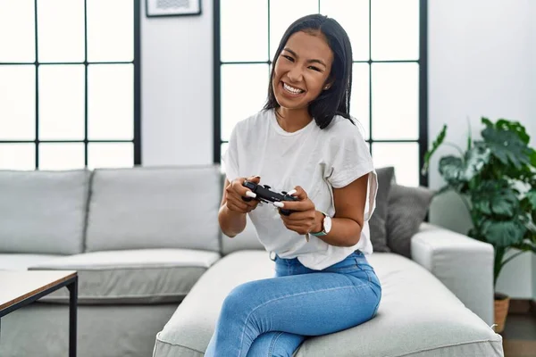 Jovem Latina Sorrindo Confiante Jogar Videogame Casa — Fotografia de Stock