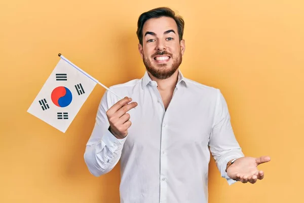 Jóképű Fehér Férfi Szakállal Kezében Dél Koreai Zászló Ünnepli Teljesítmény — Stock Fotó
