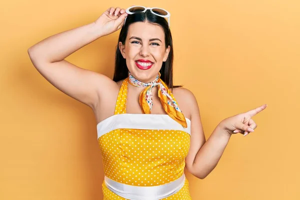 Jovem Hispânica Vestindo Pin Estilo Sorrindo Feliz Apontando Com Mão — Fotografia de Stock