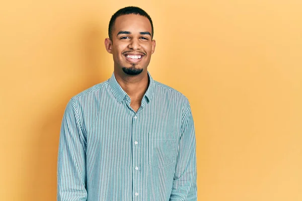 Ung Afrikansk Amerikan Man Bär Casual Kläder Ser Positiv Och — Stockfoto