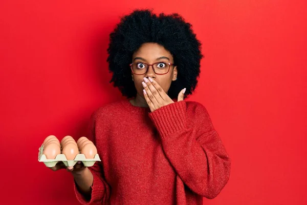 Giovane Donna Afroamericana Che Mostra Uova Bianche Fresche Che Coprono — Foto Stock