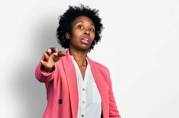 Africano Americano Mulher Com Cabelo Afro Vestindo Jaqueta Negócios Apontando — Fotografia de Stock