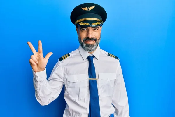 턱수염에 머리에 비행기 조종사 유니폼을 자신감 행복하게 웃으면서 손가락 손가락으로 — 스톡 사진
