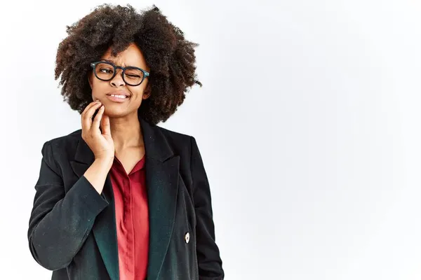非洲裔美国妇女 身穿商务夹克 戴着眼镜 手部有疼痛的表情 因为牙齿疼痛或牙病 — 图库照片